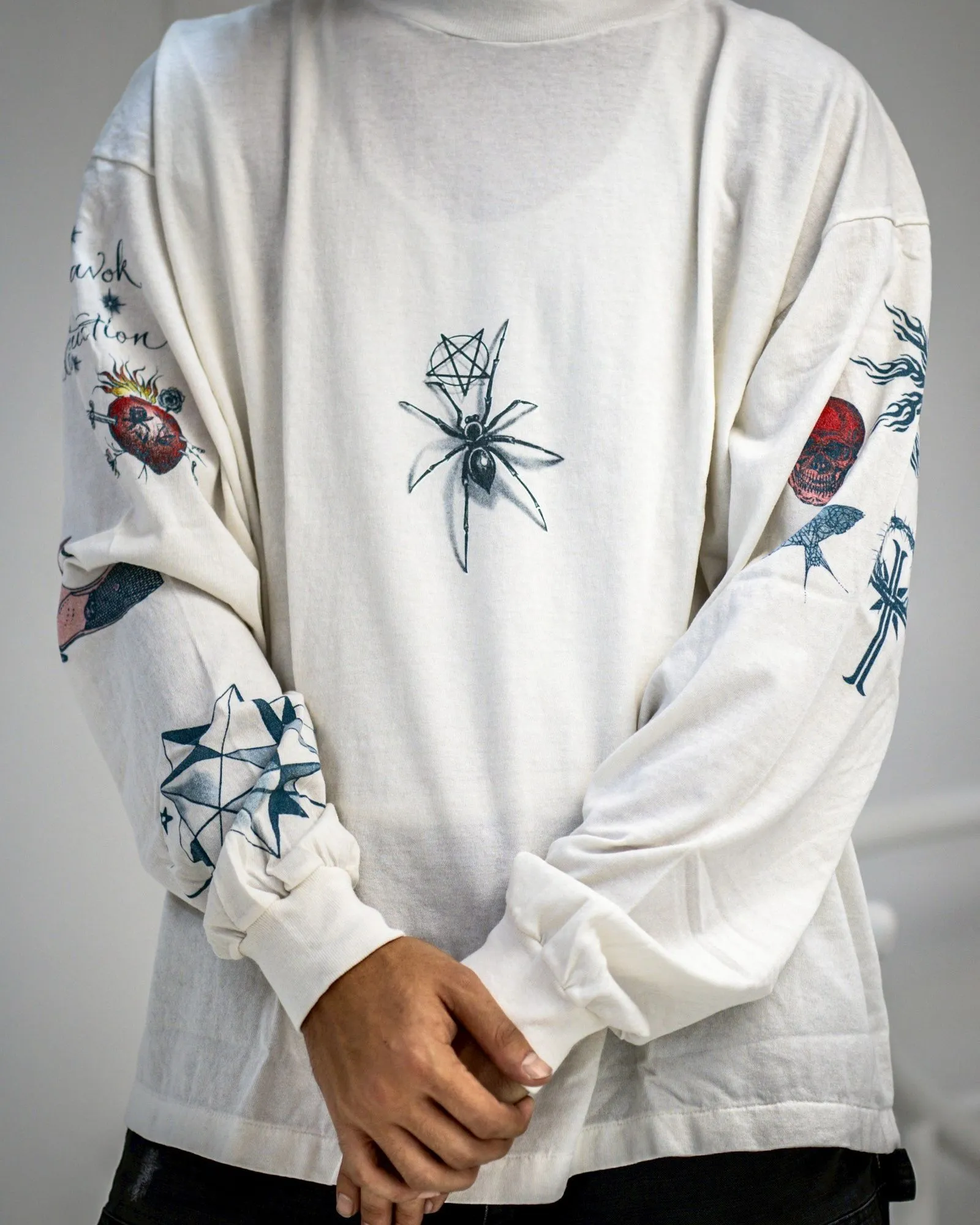 SAINT Mxxxxxx × Dr. Woo DW_LS TEE/TATTOO/WHT Dr.Woo joint model TATOO tattoo long sleeve off-white S-XL OE yarn Tube weaving high weight fabric without side seams Original printing water slurry process No touch printing Breathable and comfortable Original level replica printing Correct version Correct main mark/wash mark/cherub anti-counterfeiting mark